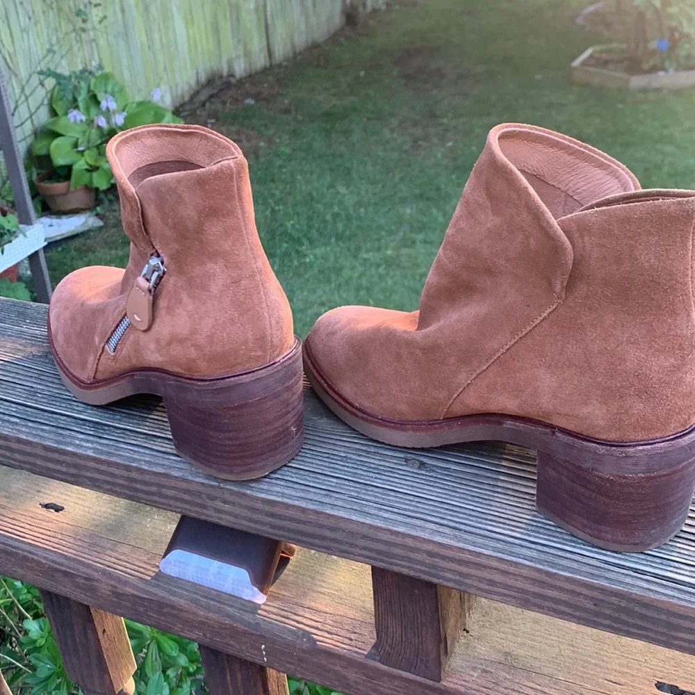 Gentle souls by Kenneth Cole women’s brown suede leather best zip booties. - Picture 1 of 7